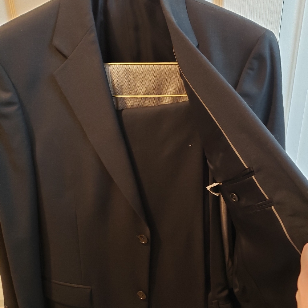 Roundtree and Yorke Suit w/ two pair of pants